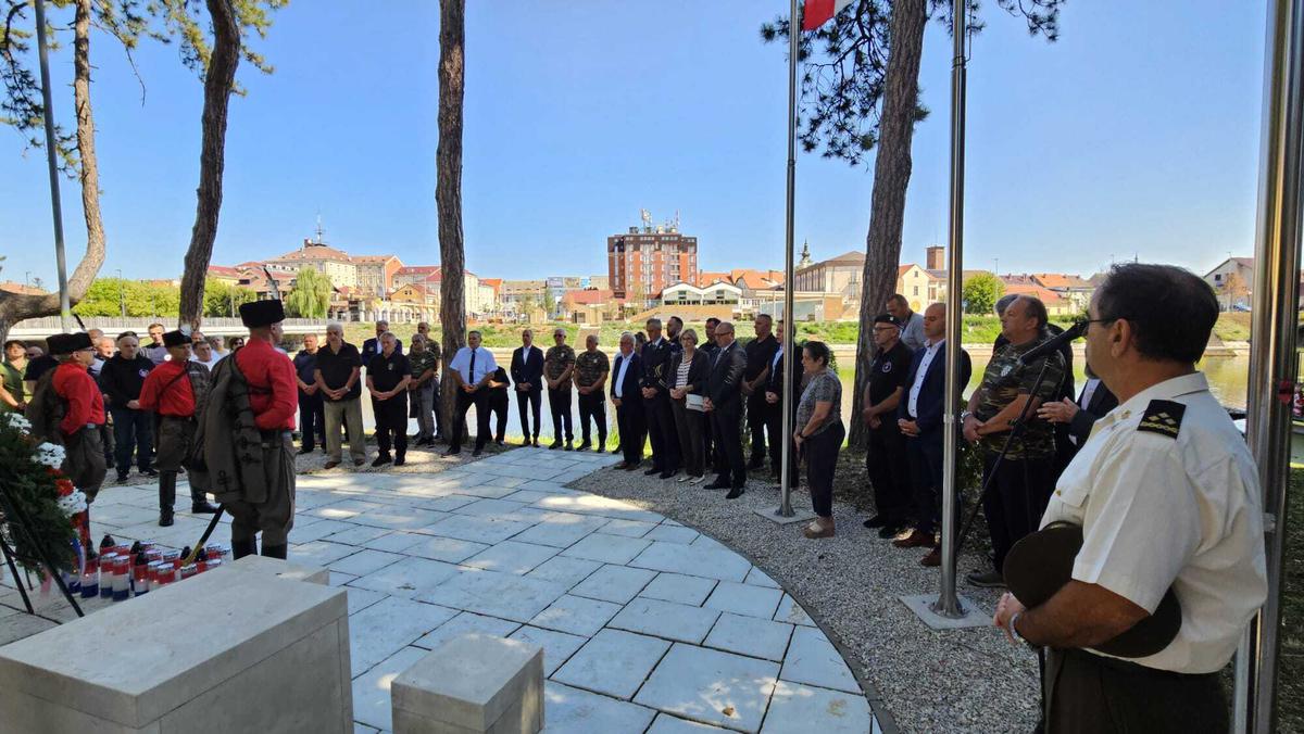 Predstavnici grada, županije i braniteljskih udruga položili su vijenac i upalili svijeće kod Spomenika hrvatskim braniteljima