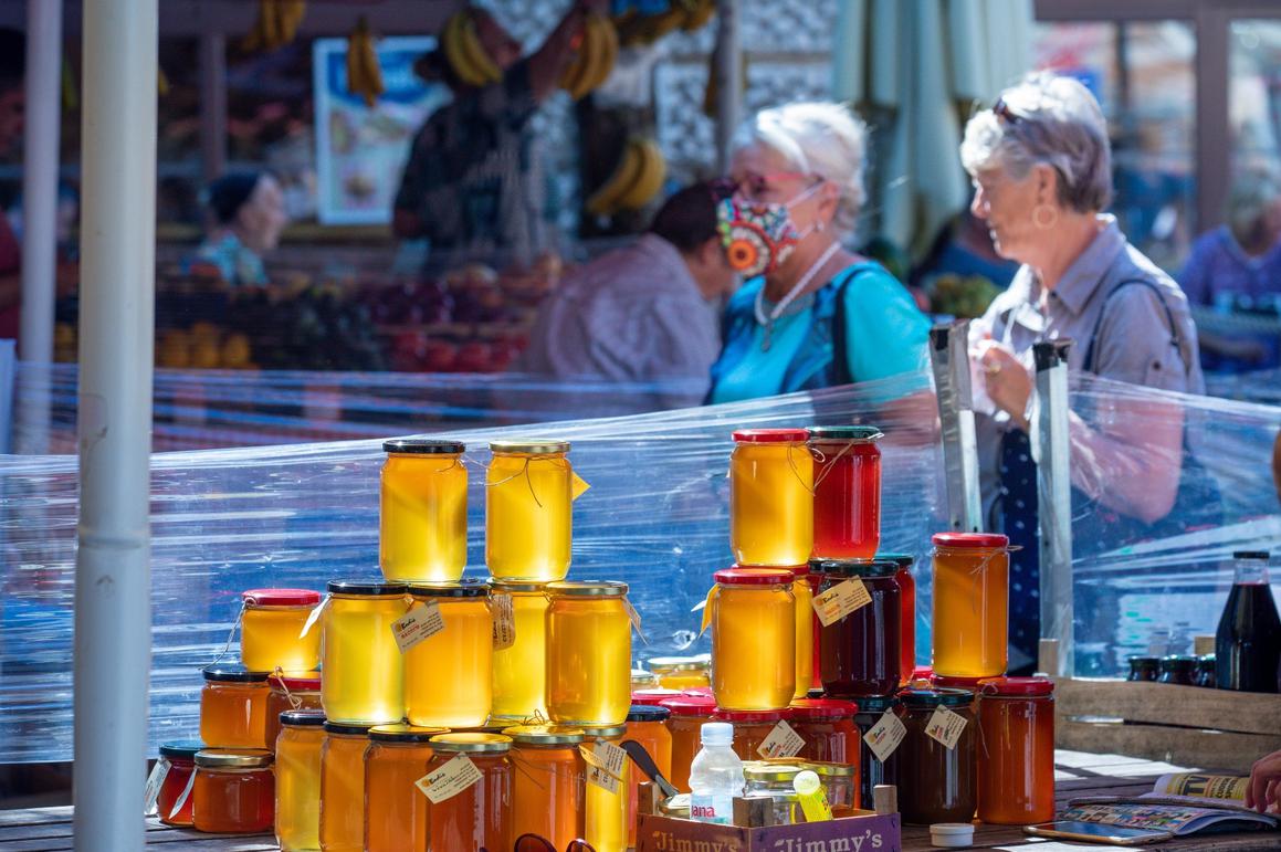 Životopisne boje i mirisni proizvodi privlače domaće i turiste na pulsku tržnicu