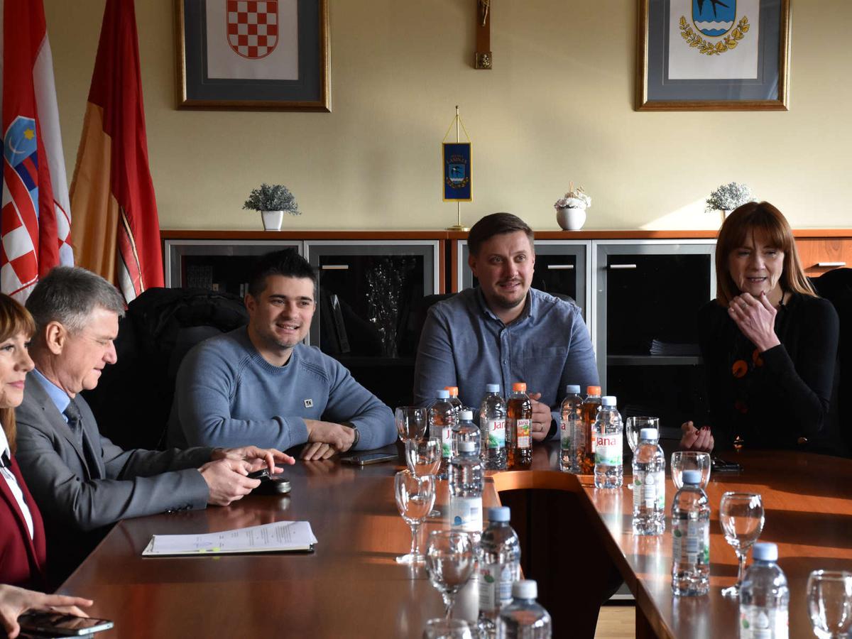 Ugovor su potpisali županica Martina Furdek-Hajdin i načelnik Marijo Perčić, koji su izrazili zadovoljstvo time što je procedura okončana pa se može nastaviti s projektom