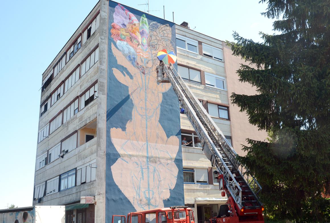 Meksički umjetnik stvara ogroman mural na zgradi