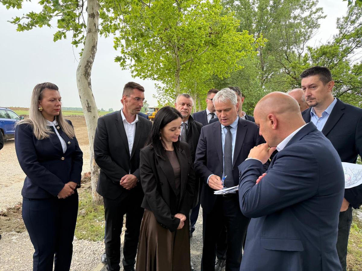 U sklopu radova očekuje se da će biti uklonjeno oko 290.000 prostornih metara mulja
