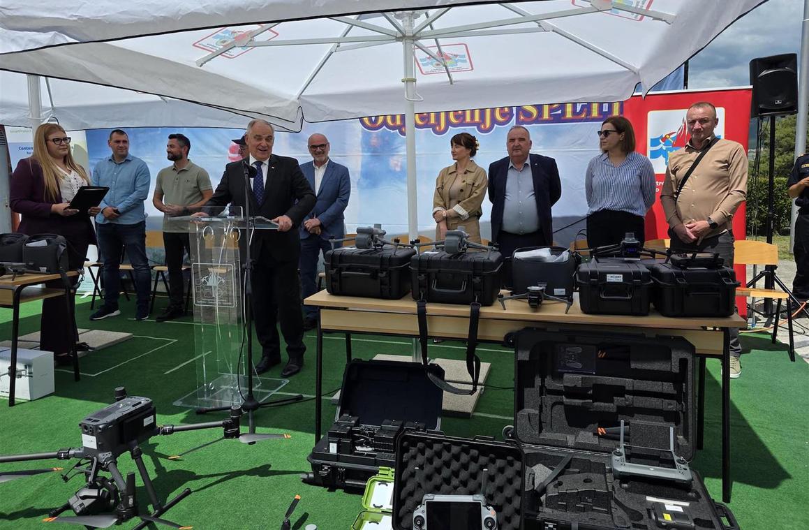 Vatrogasci dobili dronove i vozilo koji će ojačati sustav za borbu protiv požara
