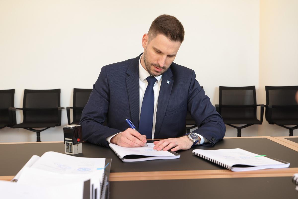 Najveće ulaganje u osnovno školstvo u Osijeku u posljednjih 30 godina vrijedno je 52 milijuna eura, podsjetio je Radić