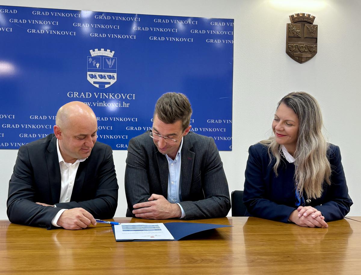 Josip Romić i Katarina Vučić preuzeli dužnost gradonačelnika i zamjenice gradonačelnika Vinkovaca. Bosančić je poručio kako je siguran da s novim mladim timom na čelu grad na Bosutu nastavlja u ritmu rasta i razvoja u sljedeće četiri godine