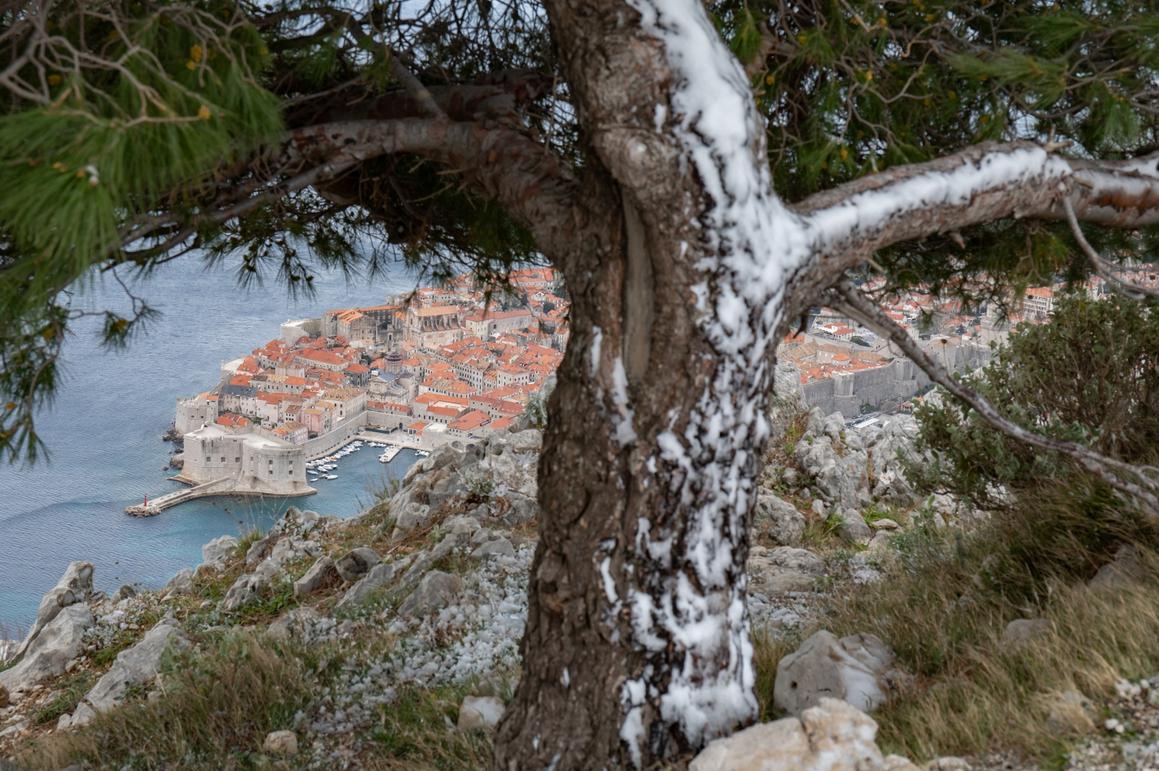 U Dubrovniku osvanulo hladno i snježno jutro