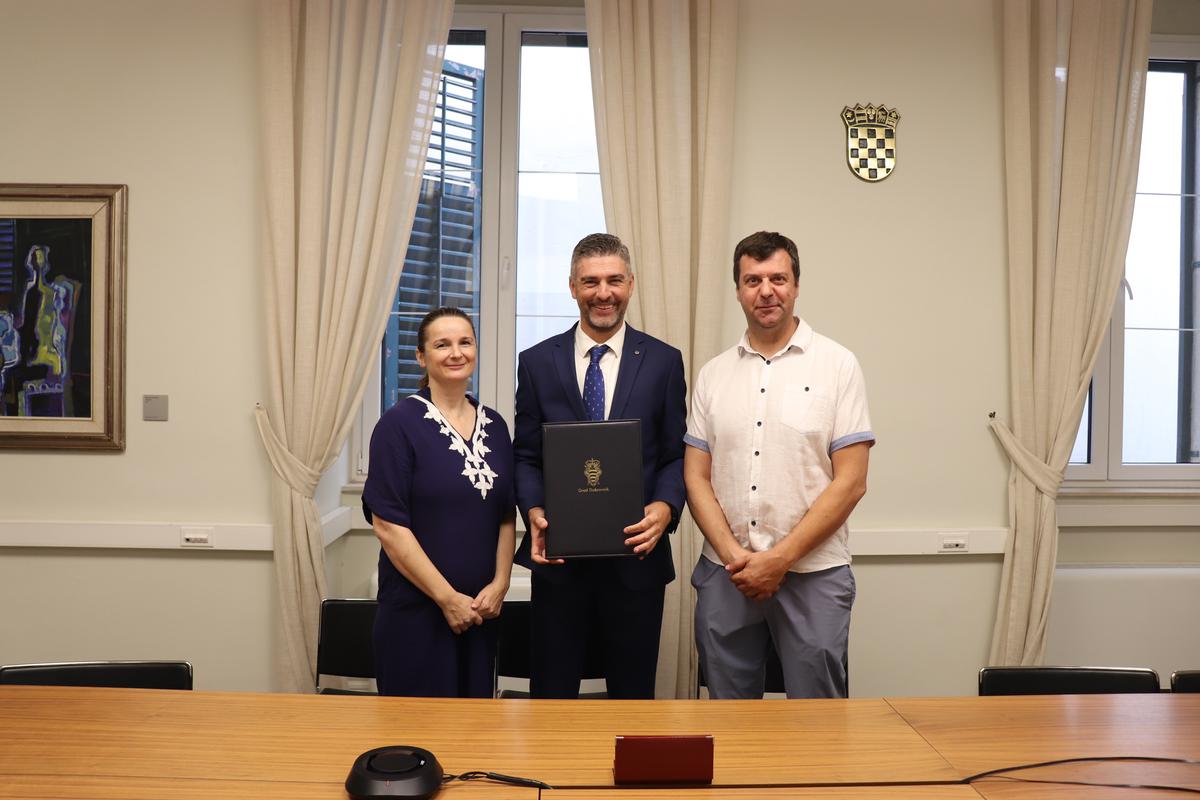 Gradonačelnik Dubrovnika Mato Franković prošli tjedan uručio je još šest novih ugovora mladim Dubrovčanima, dodijelivši im financijsku potporu za rješavanje stambenog pitanja