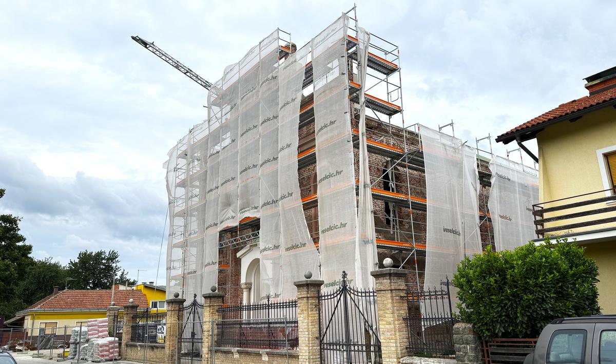 storyeditor/2025-07-30/sinagoga_2.jpg Sinagoga u srcu Koprivnice, u Svilarskoj ulici, jedna je od rijetkih u Hrvatskoj koja je potpuno 'preživjela' strahote II. svjetskog rata