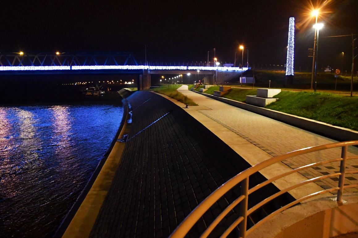Most preko Save i stari industrijski dimnjak osvijetljeni su blagdanskom rasvjetom