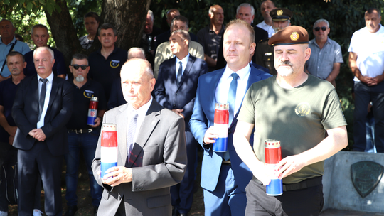 Nakon blagoslova, uslijedio je svečani mimohod pripadnika ratnih postrojbi Hrvatske vojske, policije i udruga proizašlih iz Domovinskog rata