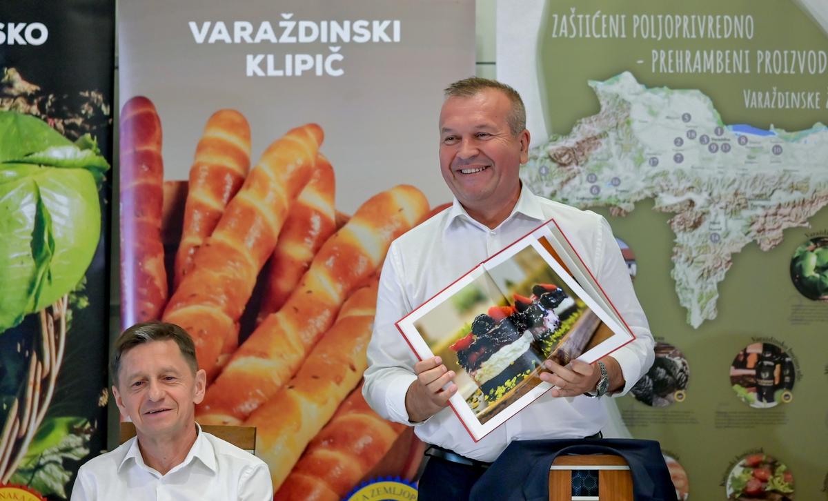 storyeditor/2025-07-26/Predstavljanje_kuharice_7.jpg TRADICIONALNO I MODERNO Chef Damir Crleni i pročelnik dr. sc. Dragutin Vincek u knjizi su spojili 20 autorskih recepata i 10 zaštićenih EU proizvoda županije