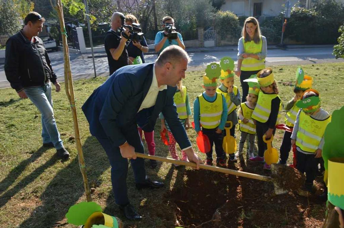 Gradonačelnik i vrtićanci zasadili 14 stabala pokraj tvrđave i dječjeg igrališta na Monvidalu