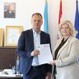 Državna tajnica u Ministarstvu prostornog uređenja, graditeljstva i državne imovine Sanja Bošnjak uručila je županu Igoru Androviću ugovor za projekt energetske obnove Tehničke škole u Virovitici