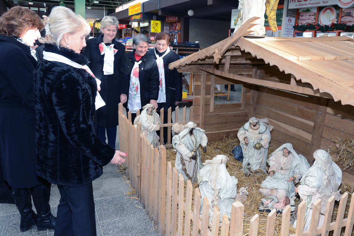 Članovi Folklornog ansambla na tržnici pjevali tradicionalne božićne pjesme
