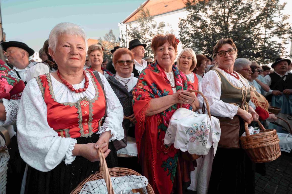Pjesmom i plesom obilježili Međunarodni dan starijih osoba, dijelili i domaće kolače