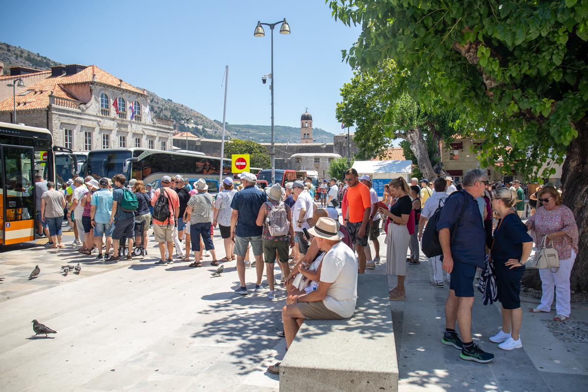 storyeditor/2025-06-27/PXL_250625_134720020.jpg Gostima se sugeriraju parkirališta te dolazak do povijesne jezgre pješice ili javnim prijevozom