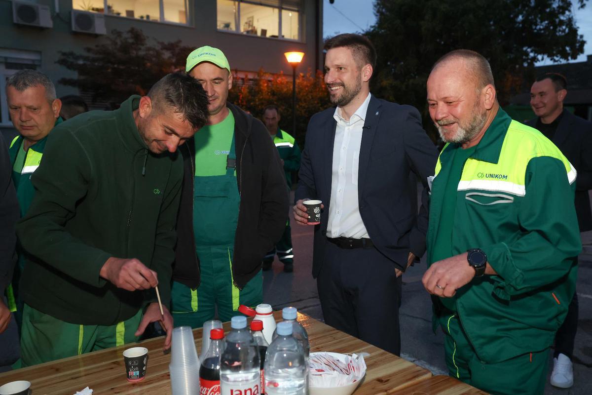 DOK VEĆINA građana spava, oni su već na terenu i rade za sve nas, istaknuo je gradonačelnik