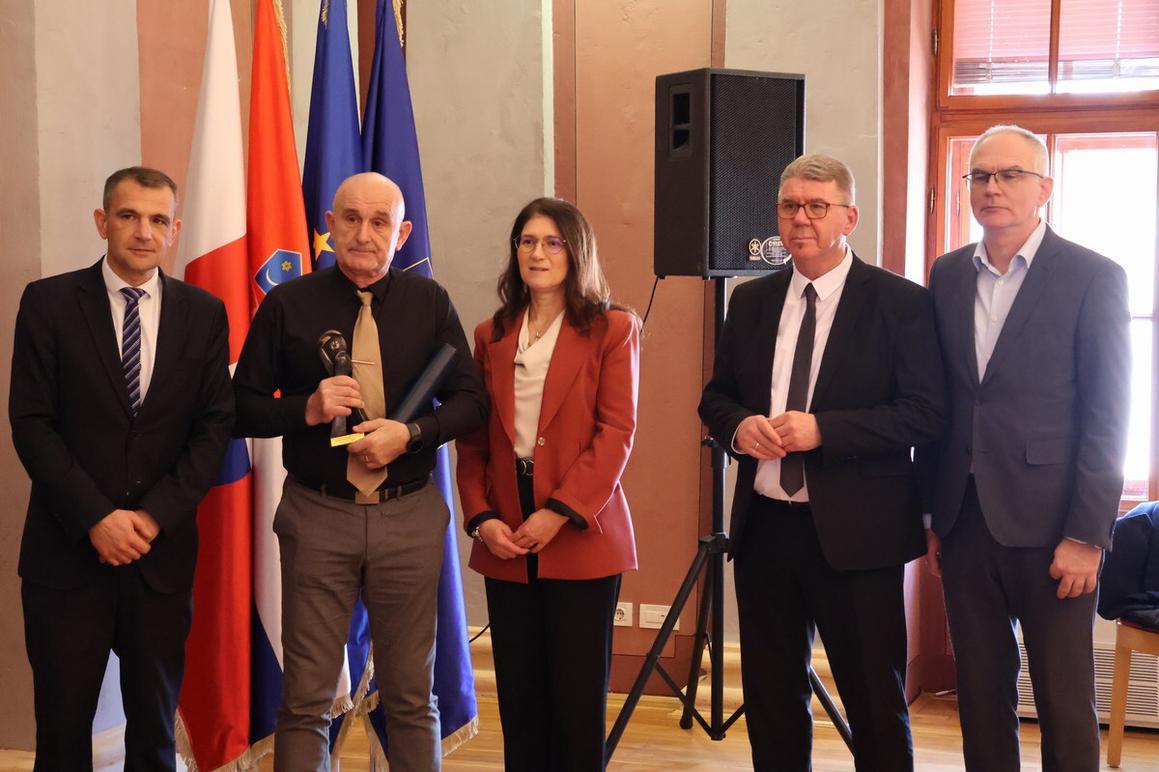 Nagrada za životno djelo i statua Najobrtnik Dušanu Sraki iz Otoka