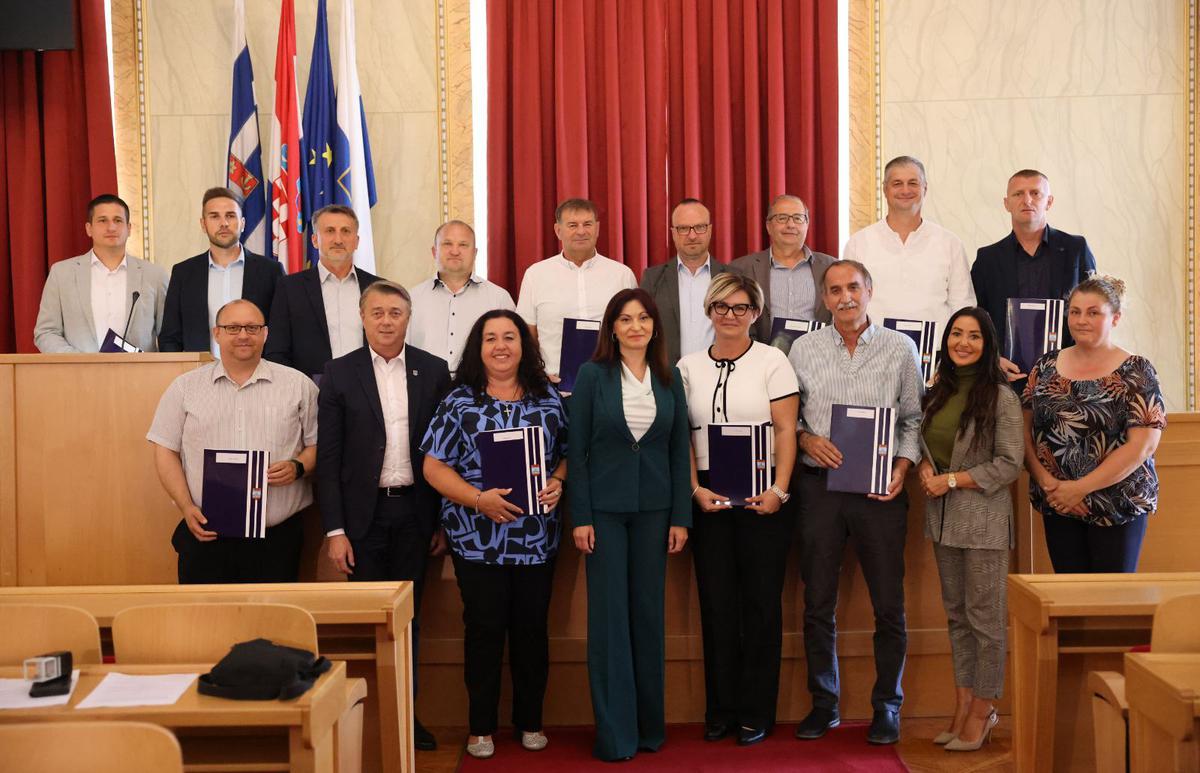 storyeditor/2025-08-30/Potpore_za_JLS_1.jpg NA JAVNI POZIV županije jedinice lokalne samouprave kandidirale su gradnju dječjih vrtića, uređenje njihova okoliša, igrališta i nerazvrstanih cesta, obnovu društvenih domova i druge infrastrukture