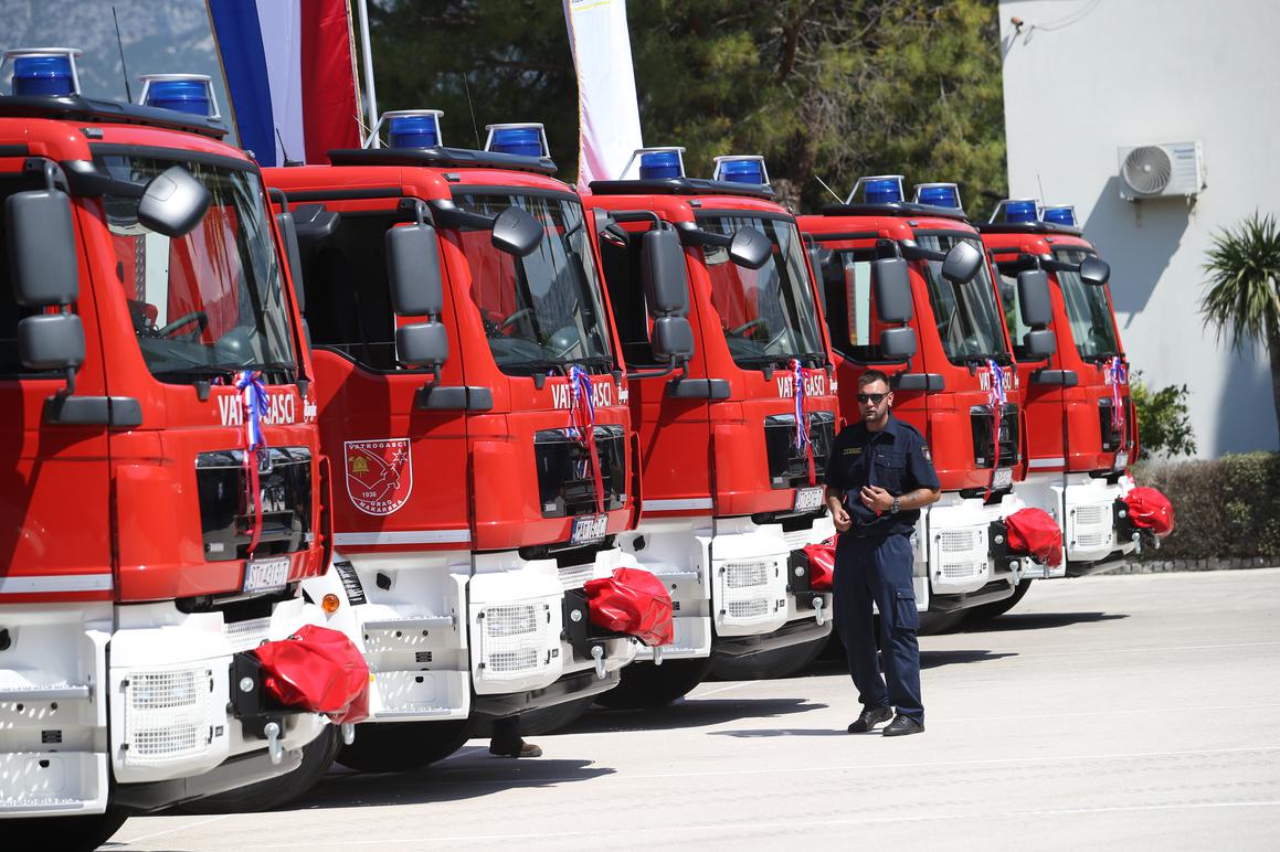 Uručeni ključevi sedam specijaliziranih vatrogasnih vozila, uskoro ih stiže još devet