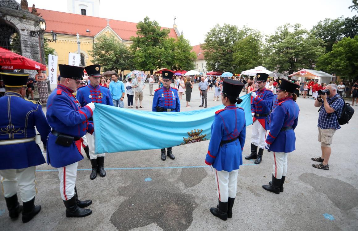 Dan počinje budnicom u 6.30 uz orkestar i mažoretkinje