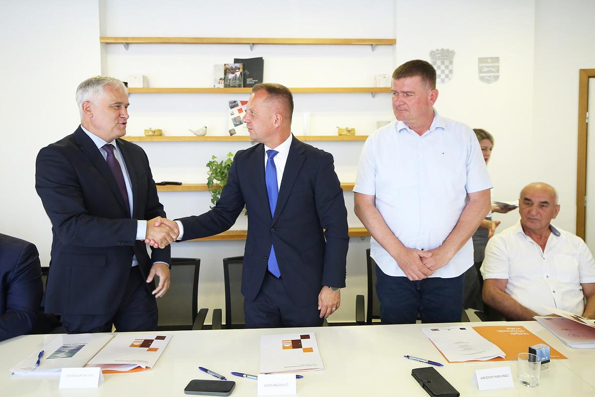 Ugovor su potpisali župan Igor Andrović, generalni direktor Hrvatskih voda Zoran Đuroković i Krešimir Habijanec uime zajednice ponuditelja Bistra i Szabadics Zrt