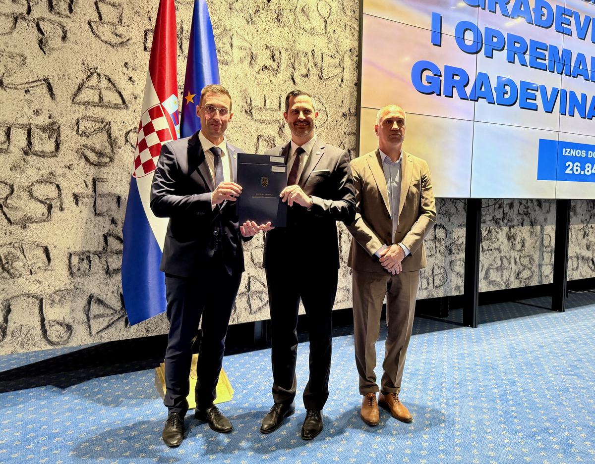 Ugovore je od ministra Tončija Glavine preuzeo gradonačelnik Josip Romić