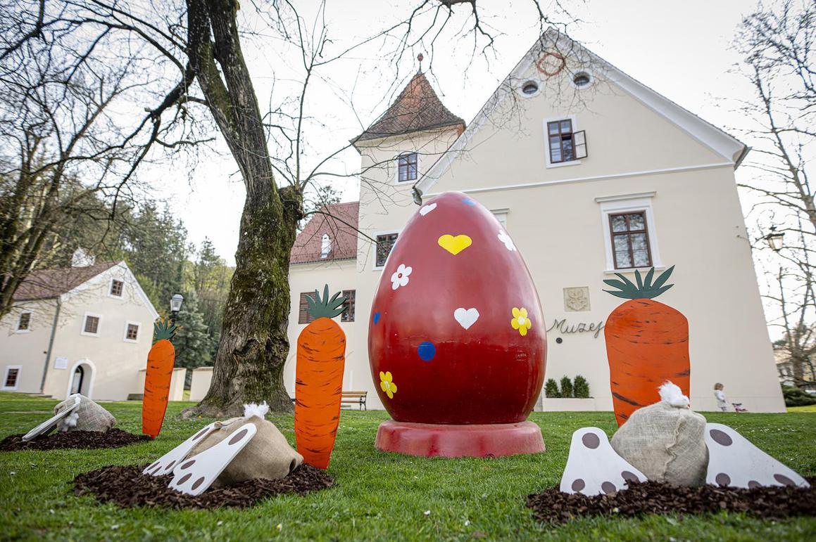 Grad za Uskrs ukrasili velikim pisanicama, a na mostu u Kleščićevoj postavljen i fotokutak