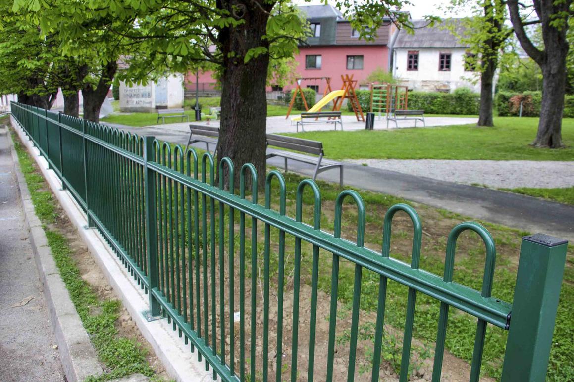 Mali park ograđen elegantnom ogradom