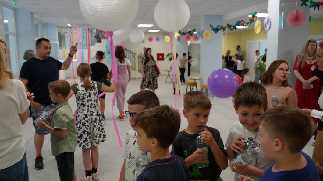 Osnovna škola Ivana Kukuljevića ima oko 250 učenika u 17 razrednih odjeljenja. Grad Sisak uložio je 6,5 milijuna eura u obnovu ove škole