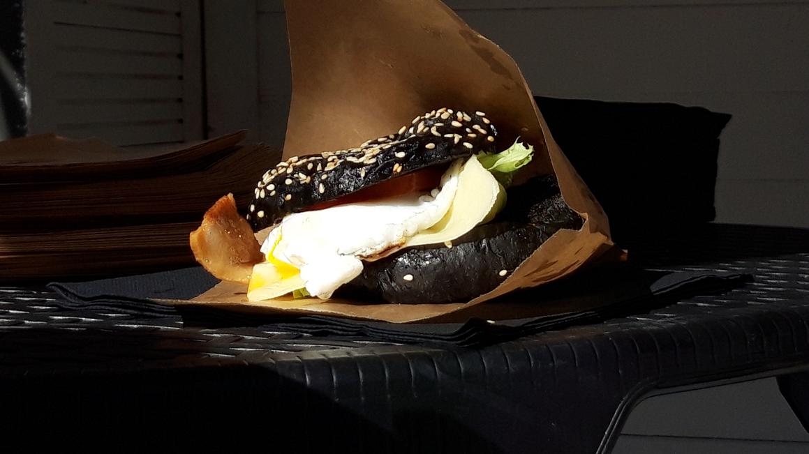 Novi specijalitet - crni sendvič od slanine fajferice s jajetom, sirom i salatom