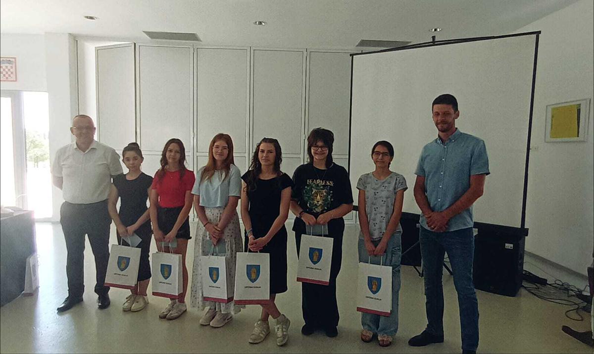 storyeditor/2025-07-26/Nagrade_2__2_.jpg Troje djece dobilo priznanje za odličan školski uspjeh u svim godinama osnovnog školovanja. Općinsko priznanje dodijeljeno je jednom djetetu za sudjelovanje na državnom natjecanju, a još troje djece dobilo ga je za osvojeno prvo mjesto na županijskom natjecanju