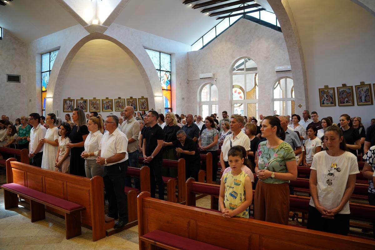 storyeditor/2025-07-07/Mjesni_odbor_2.jpg Polaganjem vijenaca u spomen na poginule branitelje obilježen je Dan Mjesnog odbora "Stjepan Radić"