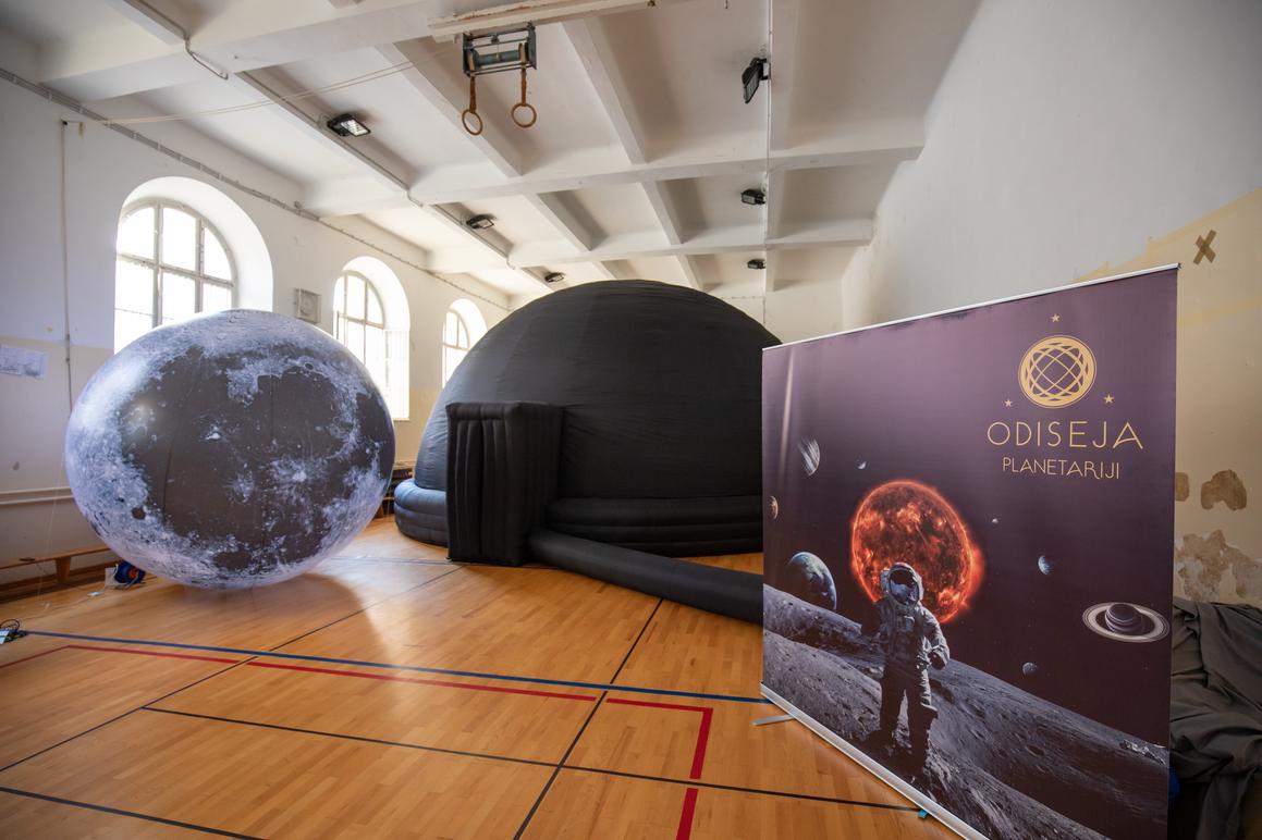 Prekrasan planetarij postavljen u Gimnaziji Dubrovnik