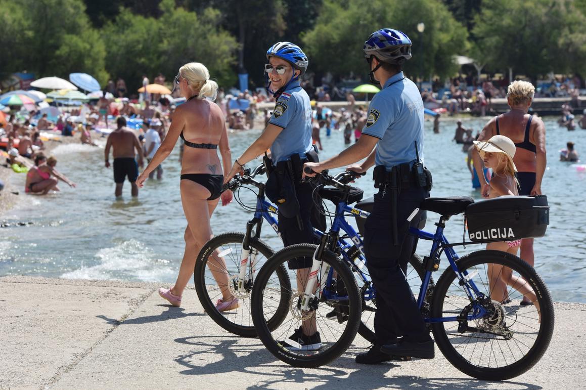 Policija na biciklima obilazi plaže