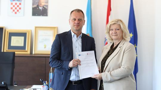 Državna tajnica u Ministarstvu prostornog uređenja, graditeljstva i državne imovine Sanja Bošnjak uručila je županu Igoru Androviću ugovor za projekt energetske obnove Tehničke škole u Virovitici