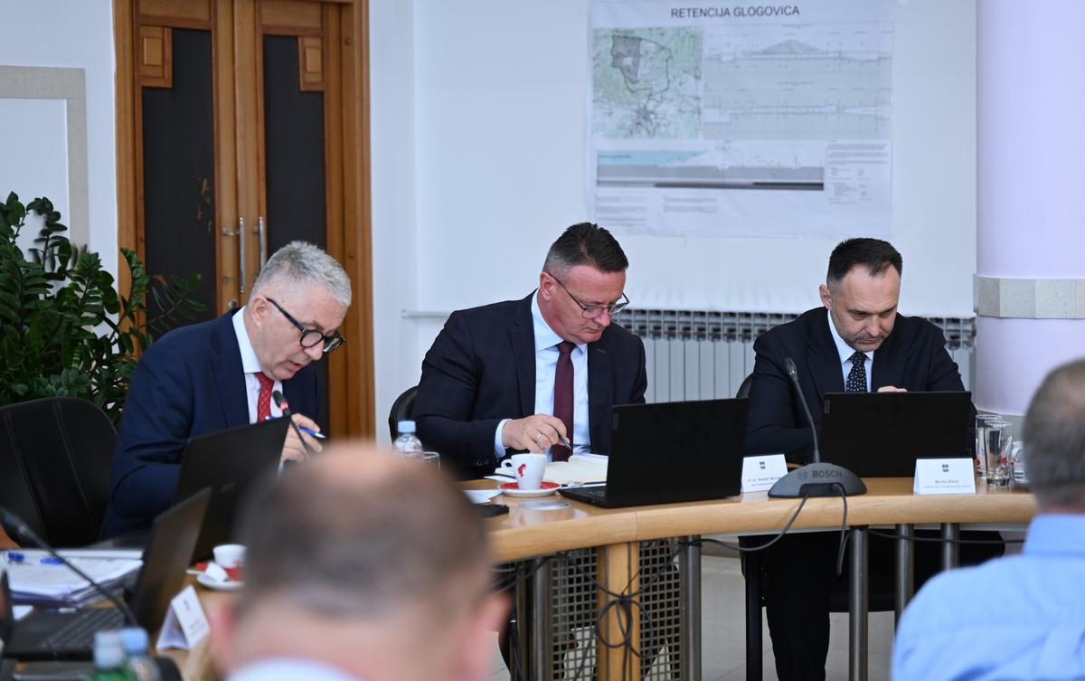 storyeditor/2025-07-11/skupstina_2.jpg NOVOM mjerom u županiji žele pružiti financijsku potporu mladim ljudima u rješavanju stambenog pitanja i tako ih potaknuti da ostanu u Slavoniji, a one koji su već otišli da razmisle o povratku