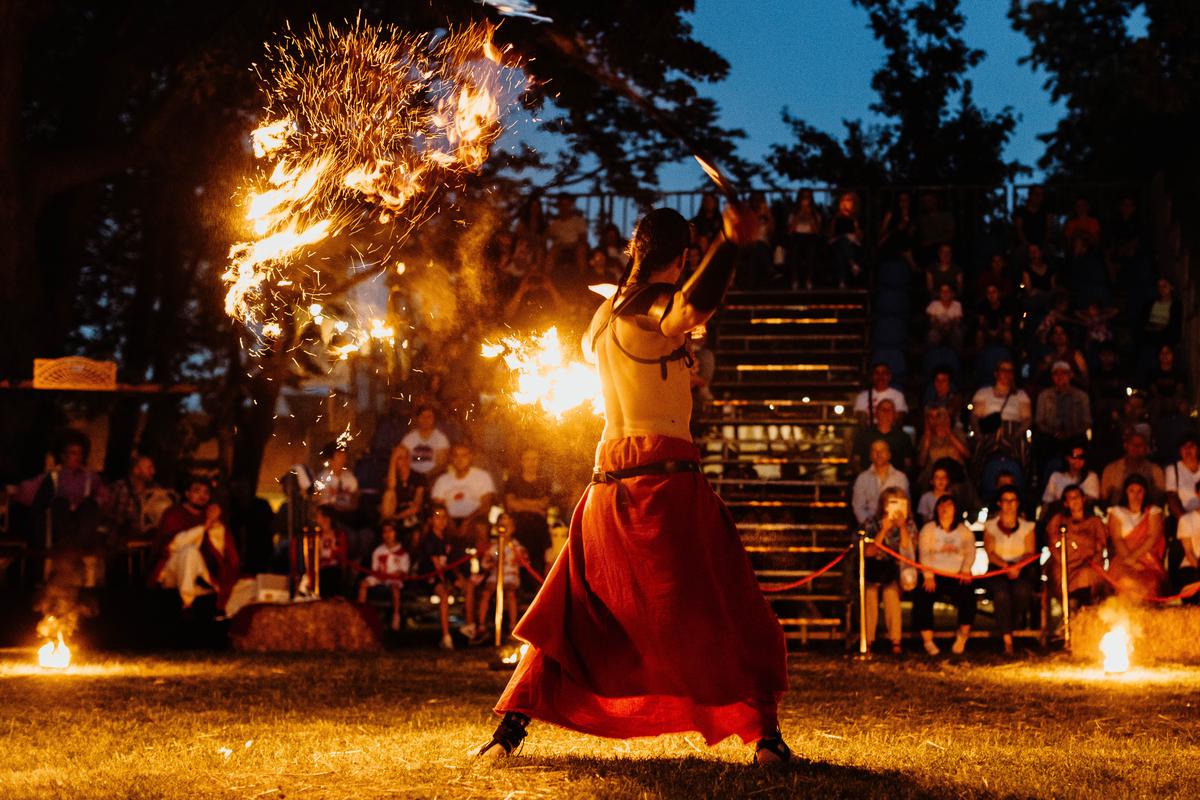 storyeditor/2025-06-06/1__1_.jpg U okviru manifestacije bit će održana i olimpijada znanja za učenike osnovnih škola, "lapidarij kviz" s arheološkom tematikom, Noć vina na Šokačkom stanu...
