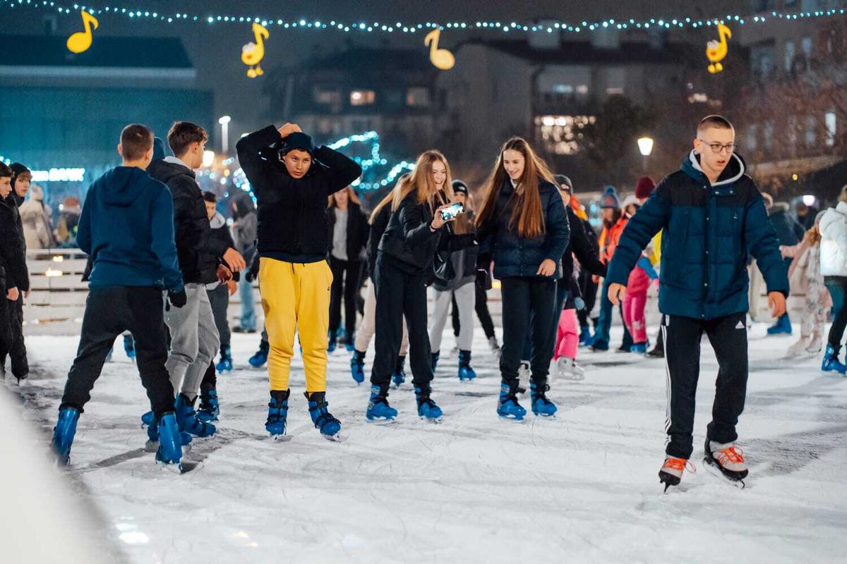 Klizalište počinje s radom u subotu 30. 11., kad je klizanje besplatno, a u ostale dane naplaćuje se dva eura