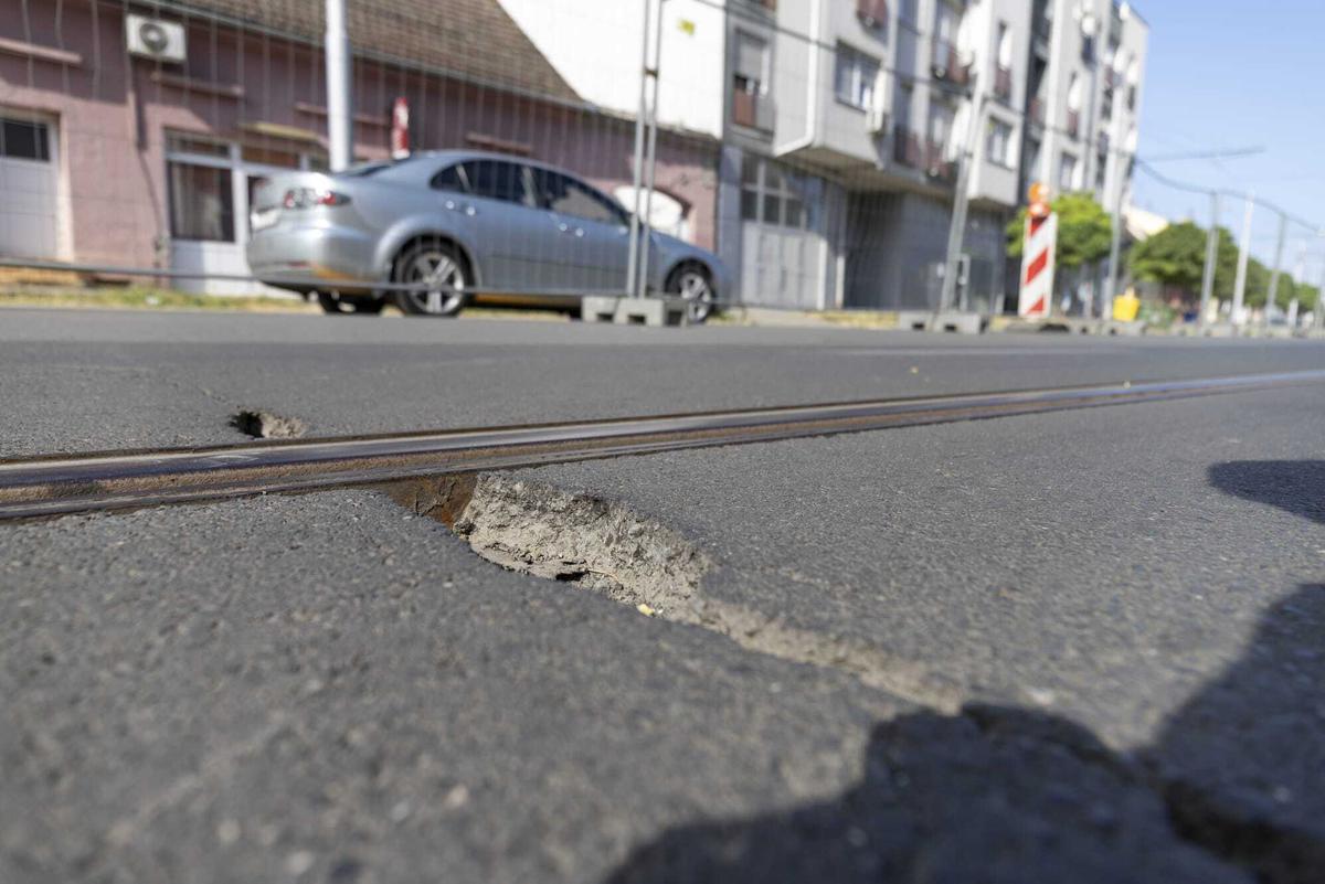 storyeditor/2025-06-28/Sanacija_2.jpg SANACIJA obuhvaća uklanjanje asfaltnog sloja od Trga Ante Starčevića do Rokove crkve, brušenje i nivelaciju armiranobetonskih ploča, postavljanje armaturne mreže na području dilatacija te ugradnju poboljšanog asfalta