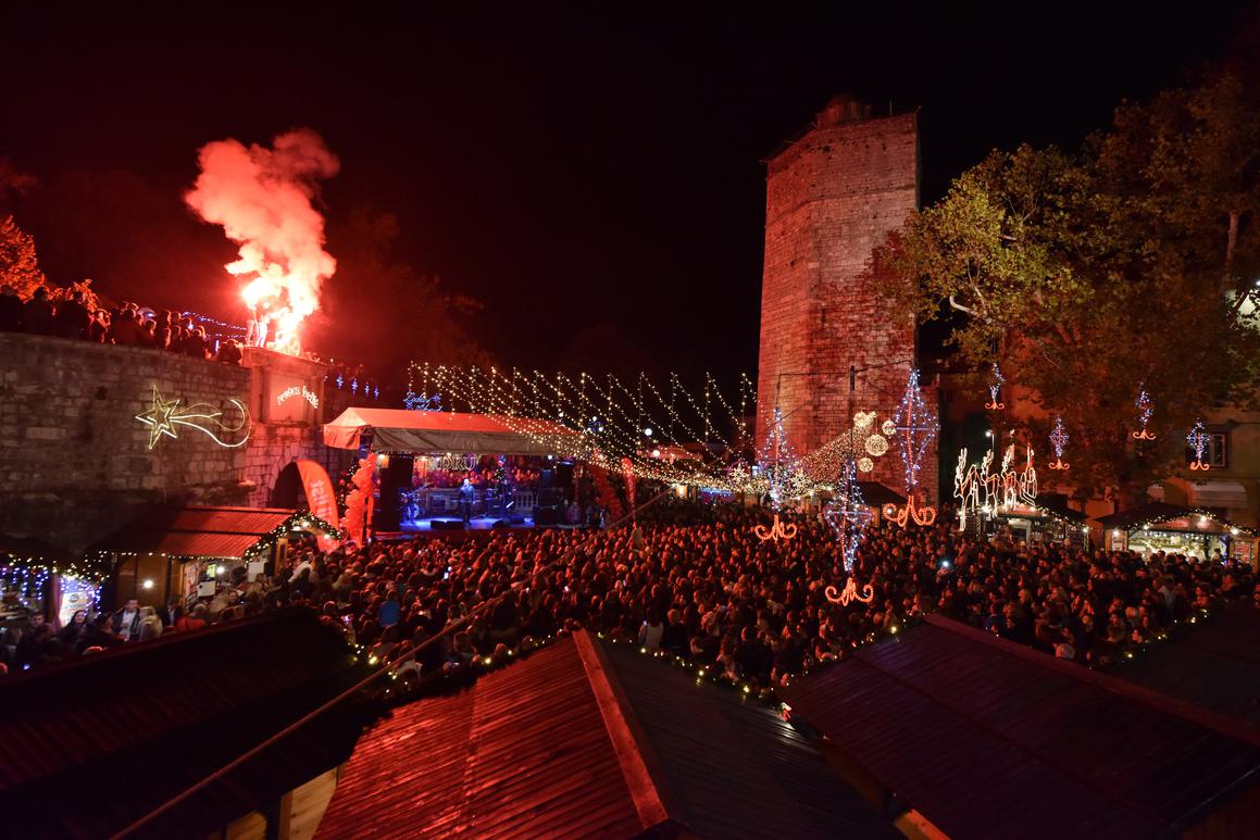 Oko 10.000 Zadrana uživalo u otvaranju Adventa, vatrometu i koncertu Ivana Zaka