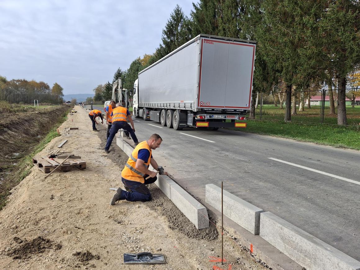 U karlovačkim naseljima grade se nogostupi zbog sigurnosti pješaka