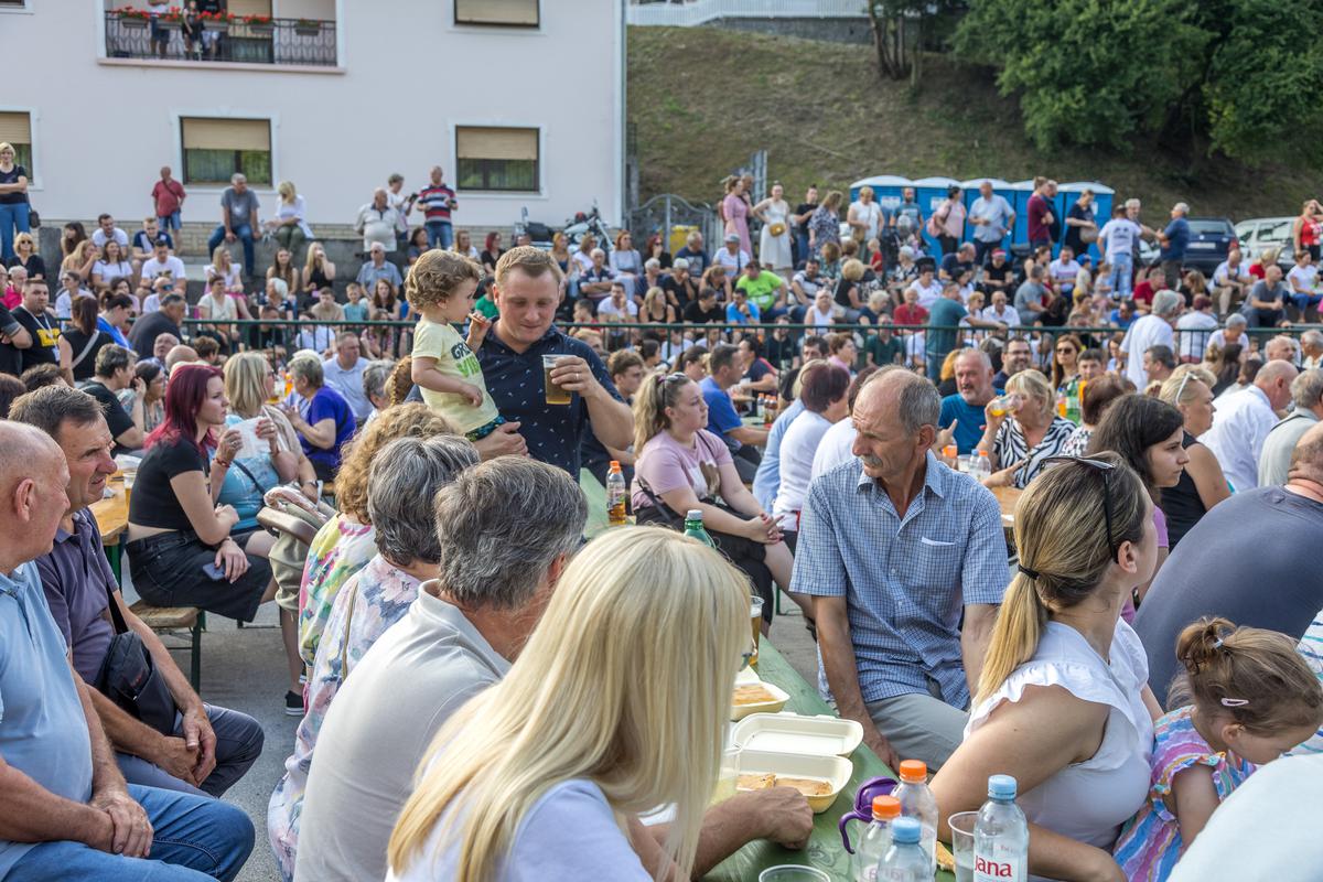 ODUŠEVILI PUBLIKU Ansambli su predstavili bogatstvo narodnih nošnji