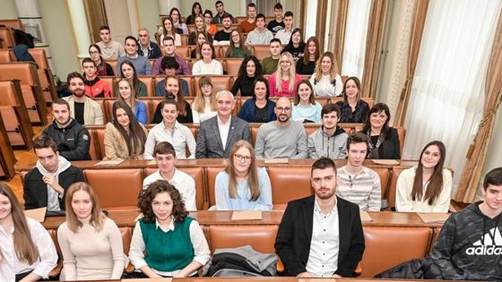 UZ GRADSKE stipendije već godinama dvije stipendije učenicima i studentima koji se prijavljuju na natječaj Grada dodjeljuje i Rotary klub Karlovac