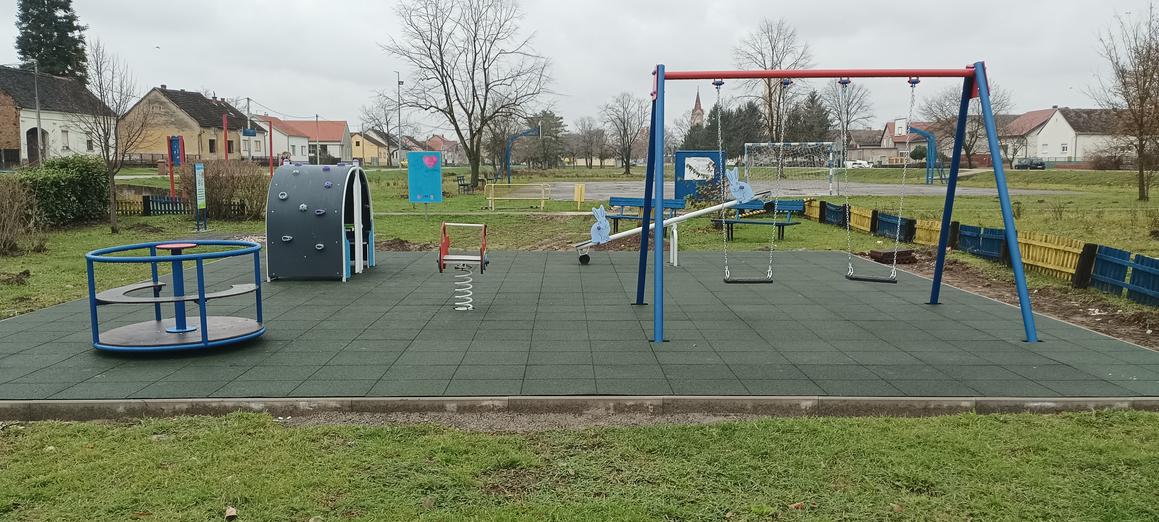 Dotrajalo dječje igralište dobilo novai moderna igrala te antistresnu podlogu