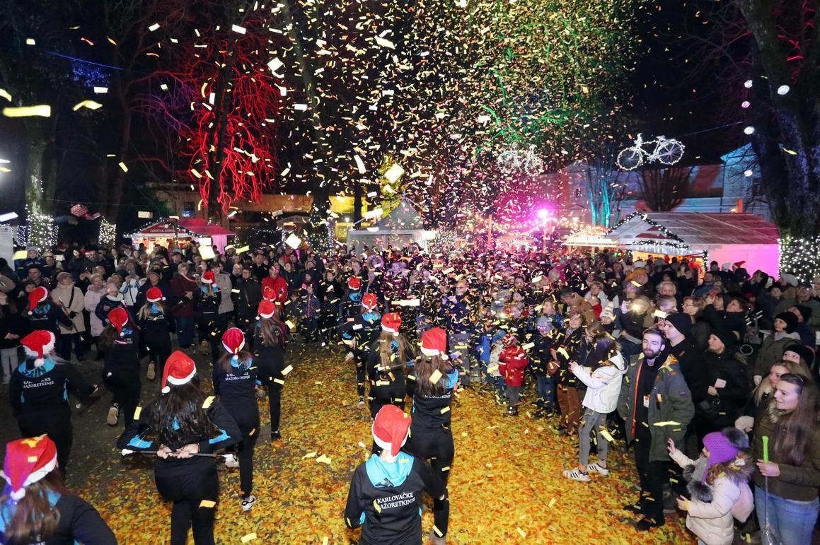 Utrkom čak 400 sudionika iz 33 grada započeo treći Advent u Karlovcu, uz delicije poput gulaša od divljači u zdjelici kruha, novitet i Božićno selo