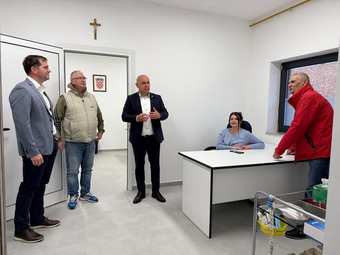 U zgradi mjesto za obiteljskog liječnika, zubara i ljekarnu