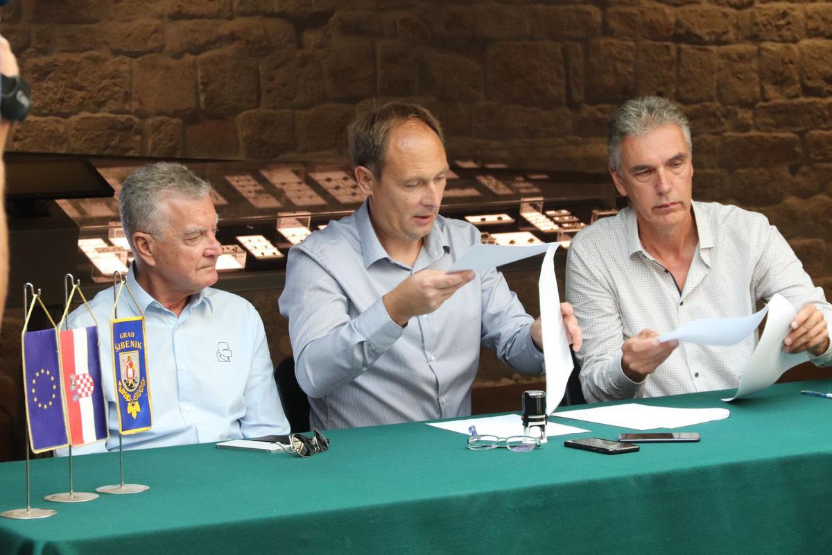 Obnova obuhvaća zamjenu vanjske stolarije, izolaciju krova, zidova i stropova, ugradnju nove zaštite od sunca, rekonstrukciju sustava grijanja, hlađenja, ventilacije i rasvjete