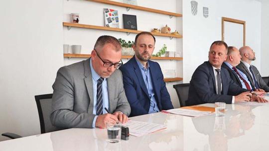 Župan Igor Andrović potpisao je ugovore o poslovnoj suradnji s predstavnicima pet banaka