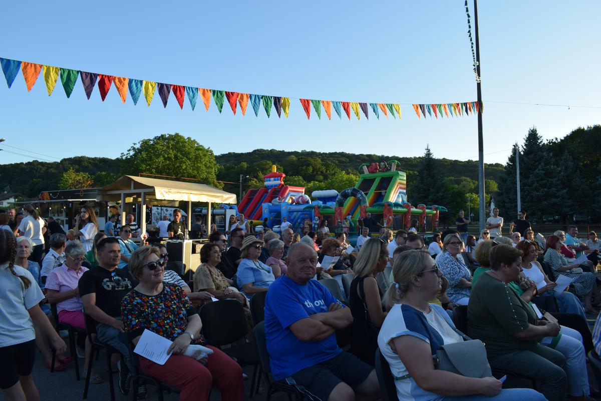 storyeditor/2025-06-23/DSC_0348.JPG ZAHVALIVŠI ORGANIZATORIMA I ŽUPLJANIMA na zajedništvu te izrazivši nadu da će nastaviti rasti iz godine u godinu, festival je svečano otvorila gradonačelnica Petra Škrobot