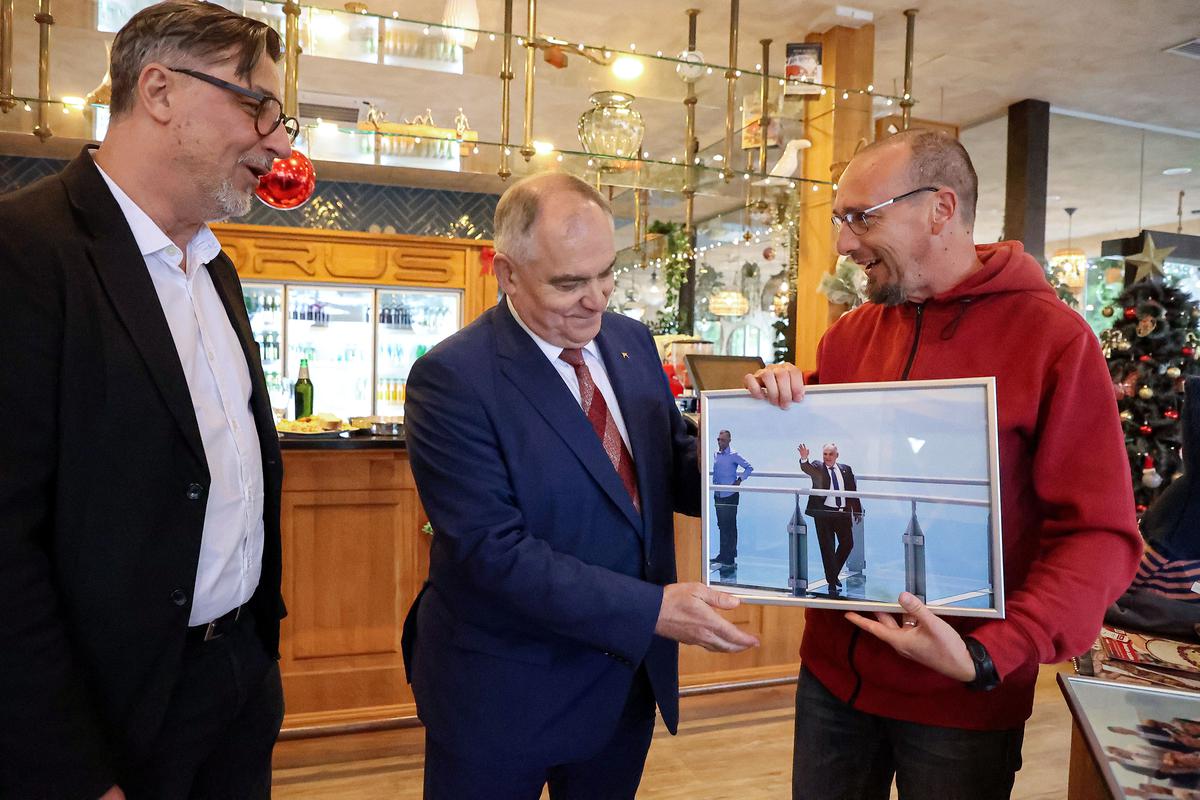 ŽUPAN Boban poželio je svima puno zdravlja i duševni mir te istaknuo da su u godini koja je na izmaku niz značajnih projekata doveli do kraja, a neki su u završnoj fazi